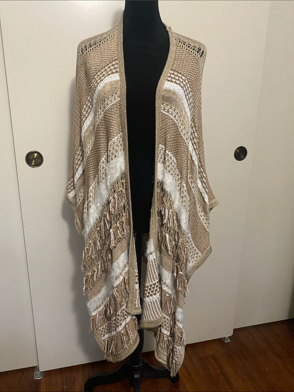 Chico’s Beige And White Shawl